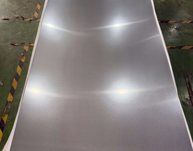 TẤM INOX XƯỚC RỐI LÀ GÌ, CÓ BAO NHIÊU LOẠI INOX BỀ MẶT XƯỚC RỐI, ƯU VÀ NHƯỢC ĐIỂM CỦA CHÚNG ?