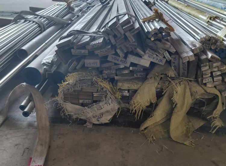 THANH LA ĐÚC 304 SỌC XƯỚC : 60 x 20 x 4000/6000MM/HL- Stainless Steel Bar Flat