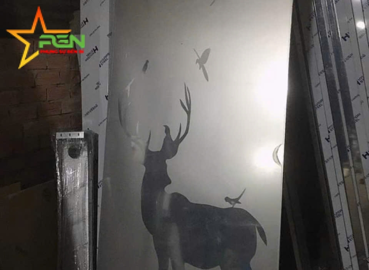 TẤM INOX HOA VĂN CỬA, CA BIN CON NAI  MÀU TRẮNG -VÀNG