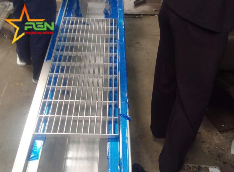 CHẾ TẠO SẢN PHẨM MÁNG THU NƯỚC GUTTER VÀ NẮP ĐẬY GRATING INOX DÀNH CHO CÁC NHÀ MÁY THỰC PHẨM , BIA , RƯỢU, NƯỚC GIẢI KHÁT