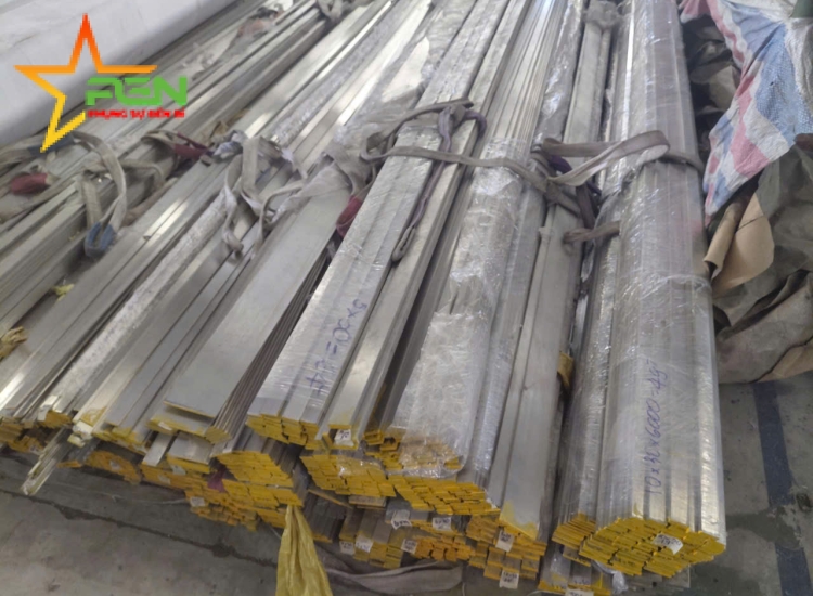 LA ĐÚC 304 SỌC XƯỚC : 25 x 3.0 x 6000/HL- Stainless Steel Flat Bar