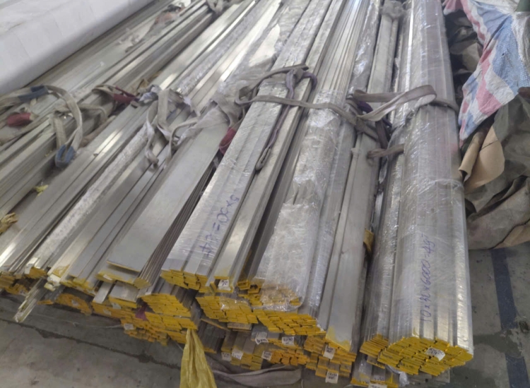 THANH LA ĐÚC 304 SỌC XƯỚC :100 x 30 x 4000/6000MM/HL - Stainless Steel Bar Flat