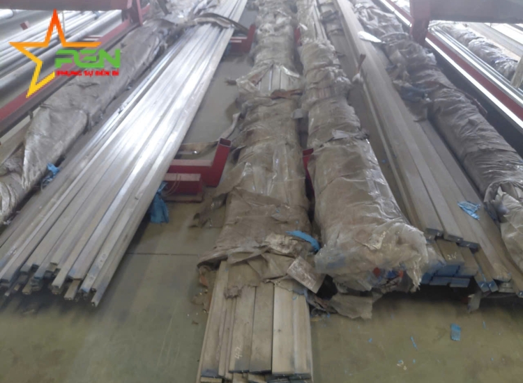 THANH LA ĐÚC 304 SỌC XƯỚC : 40 x 8.0 x 4000/6000MM/HL- LẬP LÀ INOX - Stainless Steel Flat Bar