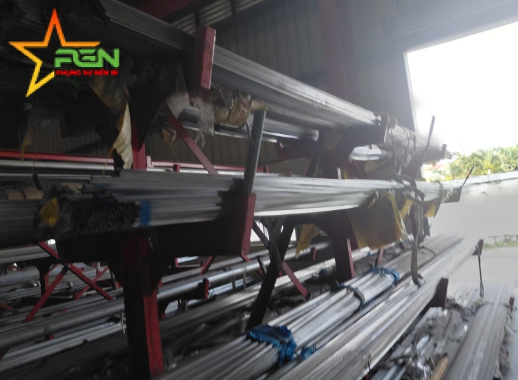 THANH LA ĐÚC 304 SỌC XƯỚC : 40 x 5.0 x 4000/6000MM/HL- LẬP LÀ INOX-Stainless Steel Flat Bar