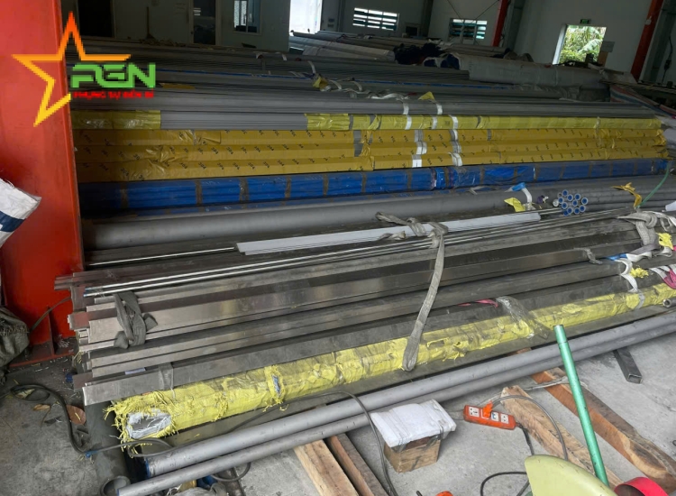 THANH LA ĐÚC 304 SỌC XƯỚC : 50 x 5.0 x 4000/6000MM/HL- LẬP LÀ INOX - Stainless Steel Flat Bar